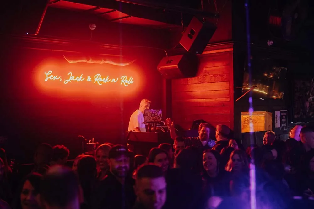 Soirée DJ et foule au Jack Saloon